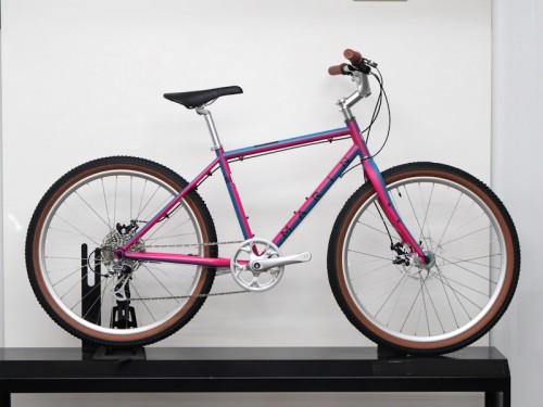 2026 MARIN (マリン) MUIRWOODS 26 40TH ANNIVERSARY (ミュアウッズ 26 40周年記念)ネオンターコイズ/ピンク